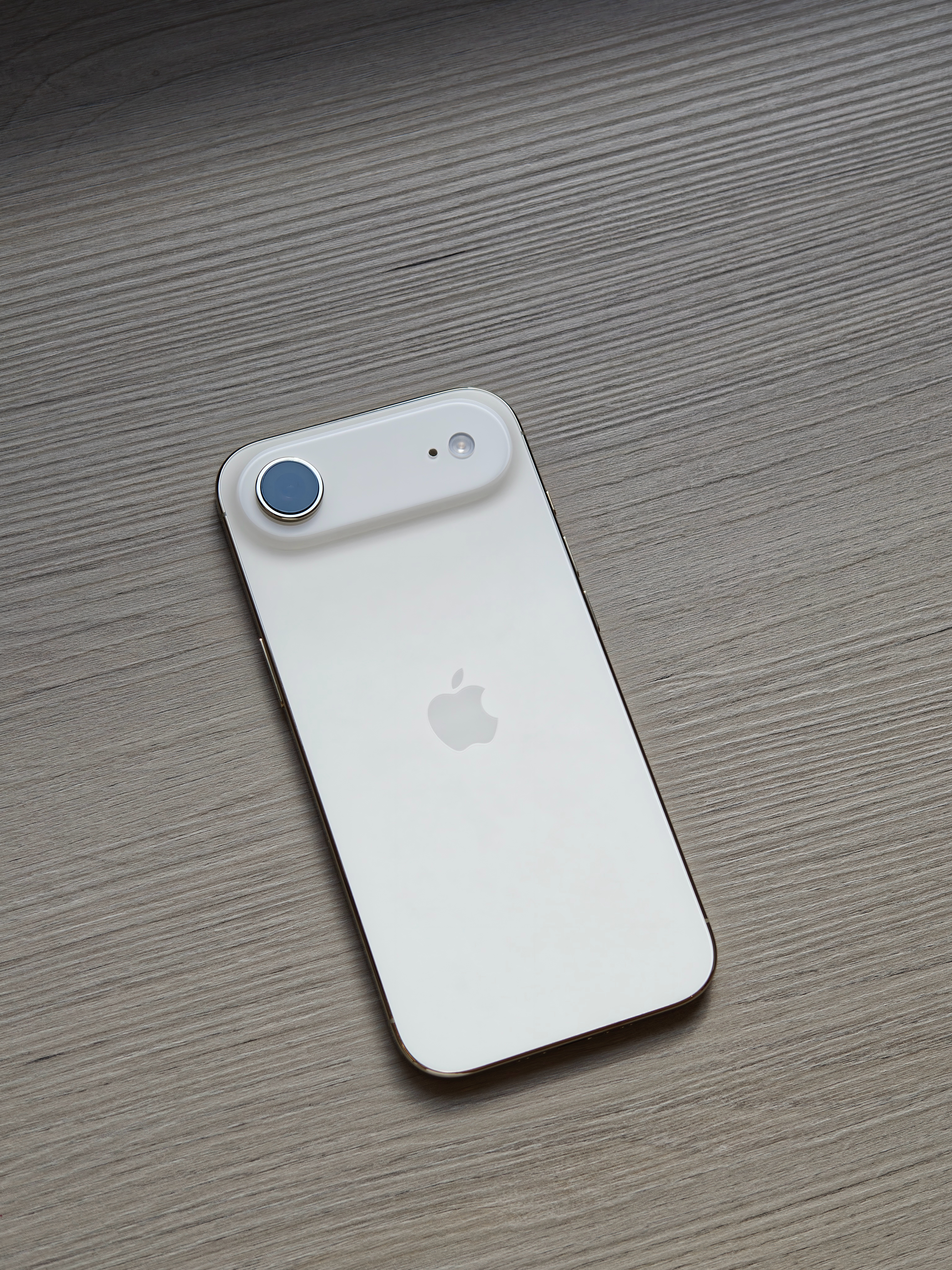 越看越喜欢我的正版 iPhone Air