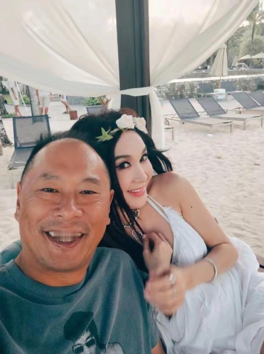 我的妈呀
温碧霞老公咋这么老呢
看起来都可以做她爸爸了
有网友说，这哪是夫妻同框