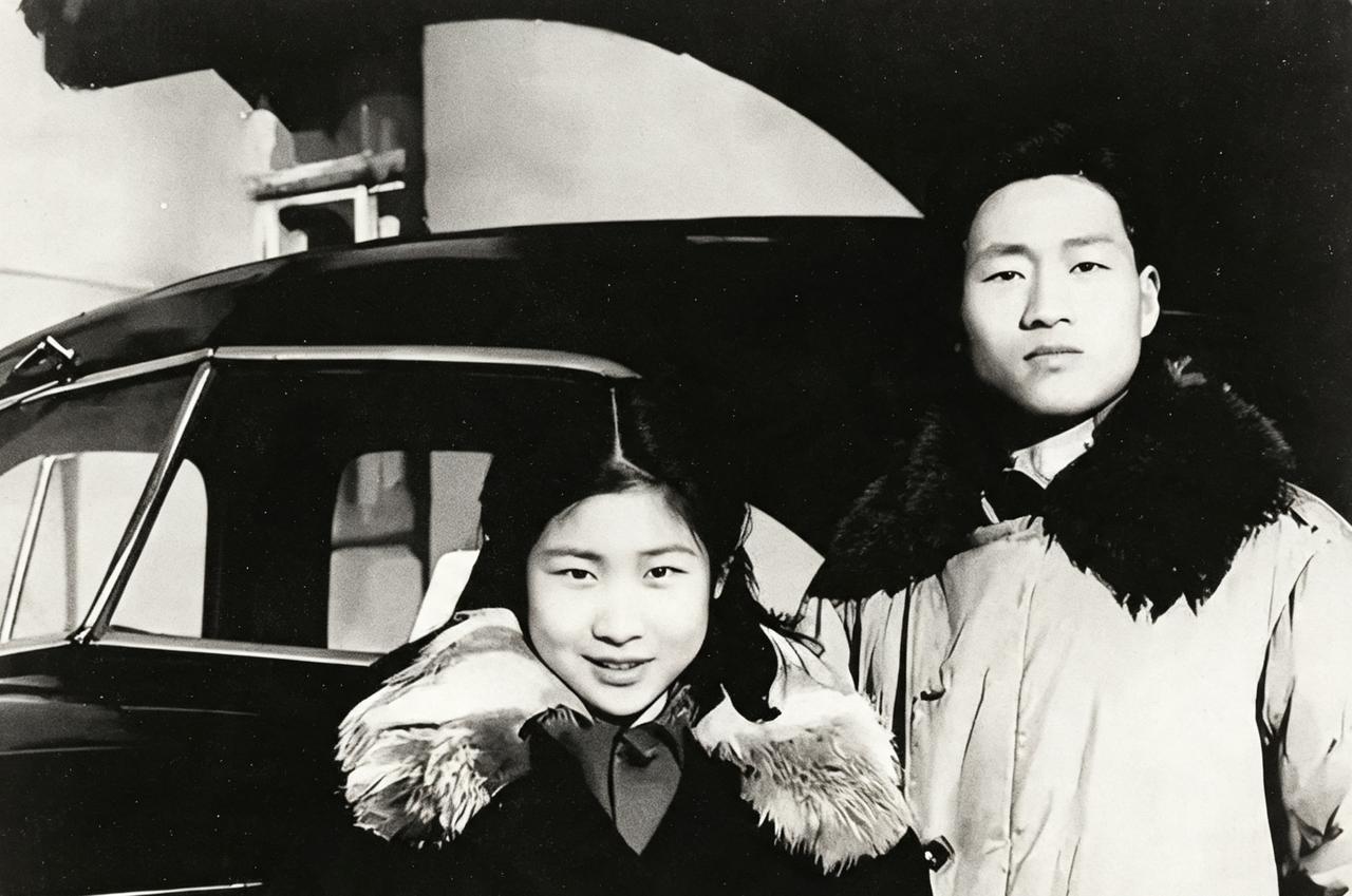 1948年沈阳，跟随母亲贺子珍在苏联生活的李敏回国，哥哥毛岸青前来车站迎接，留下