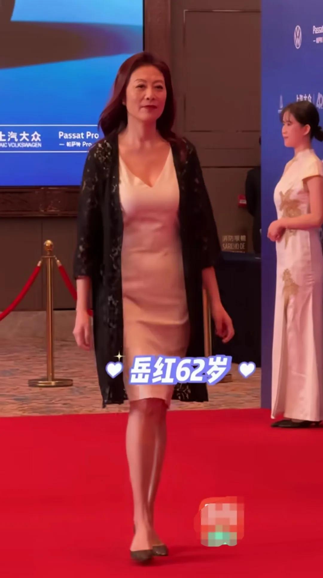 真的没想到62岁的岳红才是真正的不老女神，娱乐圈里很多女星都对自己的颜值非常有信