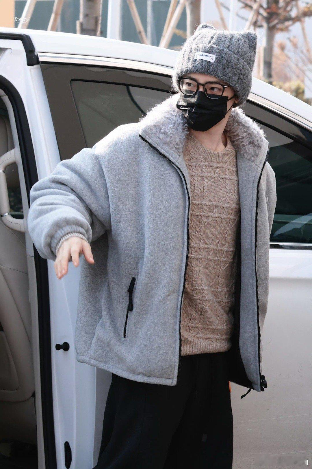 侯明昊上班 新年开工啦，咱们的小侯化身勤劳打工人，一起努力搬砖变强，每一份付出都