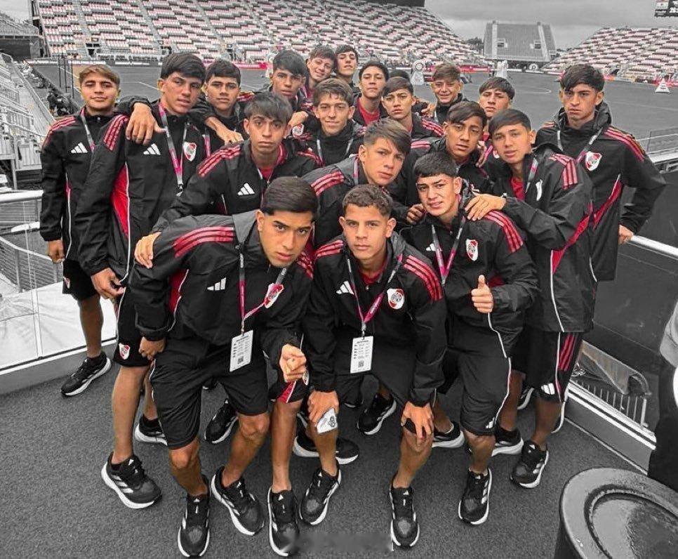 ⚪🔴⚪ 河床青年队晋级梅西杯 决赛 👏蓝白小鹰在半决赛中以 3-1 击败切尔