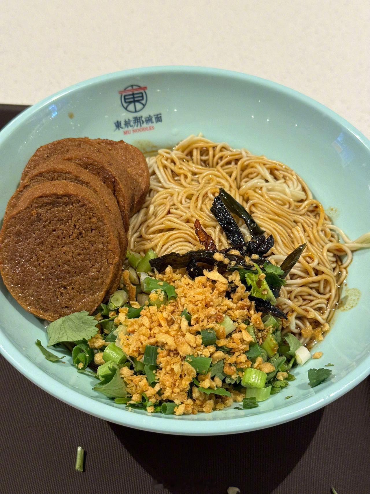 吃碗面准备登机了。MU5439由上海飞往杭州，预计飞行时间38分钟。 ​​​