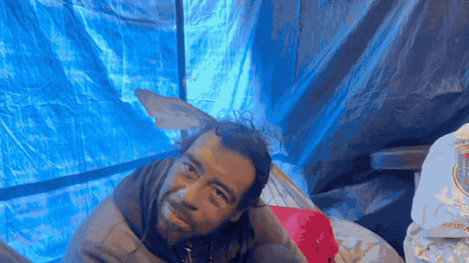 牢A西雅图有多地狱：1个流浪女和4个流浪男住一个帐篷，公开承认出卖肉体，就这样还