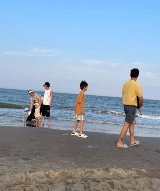 #偶遇杜江一家遛珍珠# 有网友偶遇杜江一家出门遛珍珠，杜江把珍珠抱在怀里，好幸福