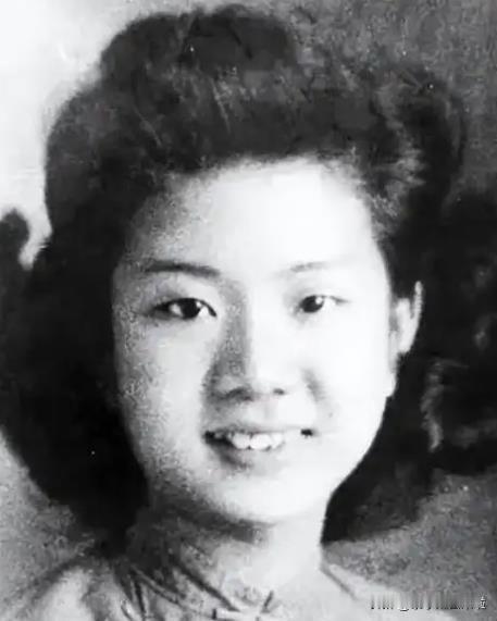 1949年，特务头子毛森，抓捕了一个交际花小姐，审讯时，毛森用刀划开她的衣服，轻