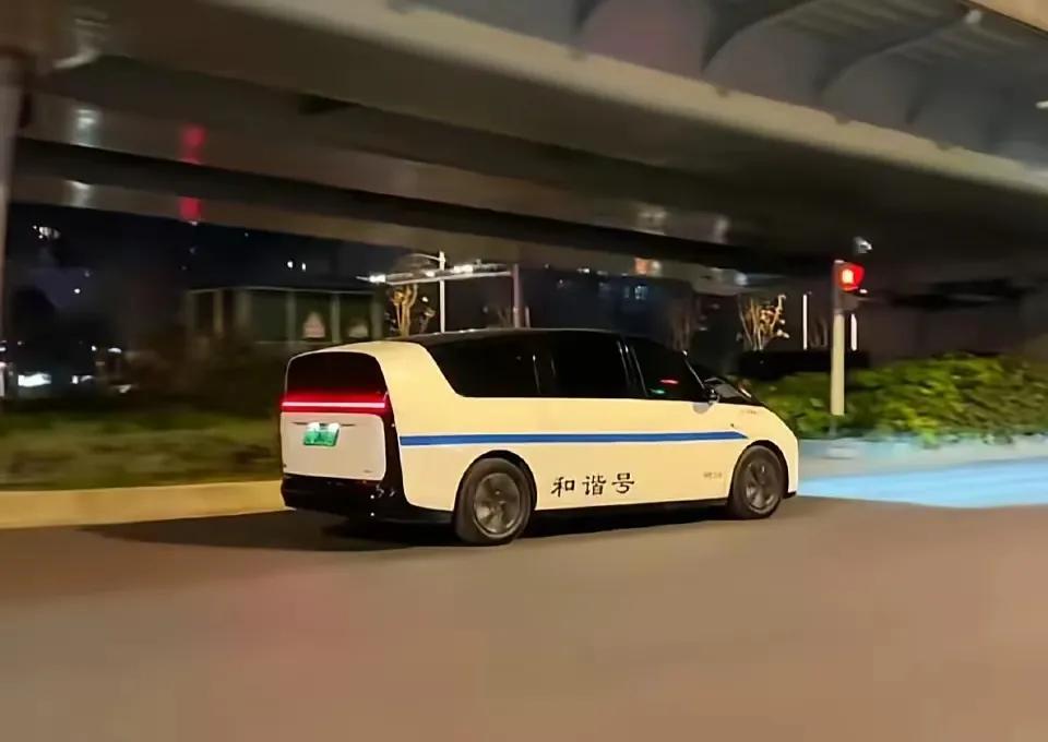 确实对理想CEO李想心生佩服，有时是不得不佩服。
看看理想的这款，刚出来很多人骂