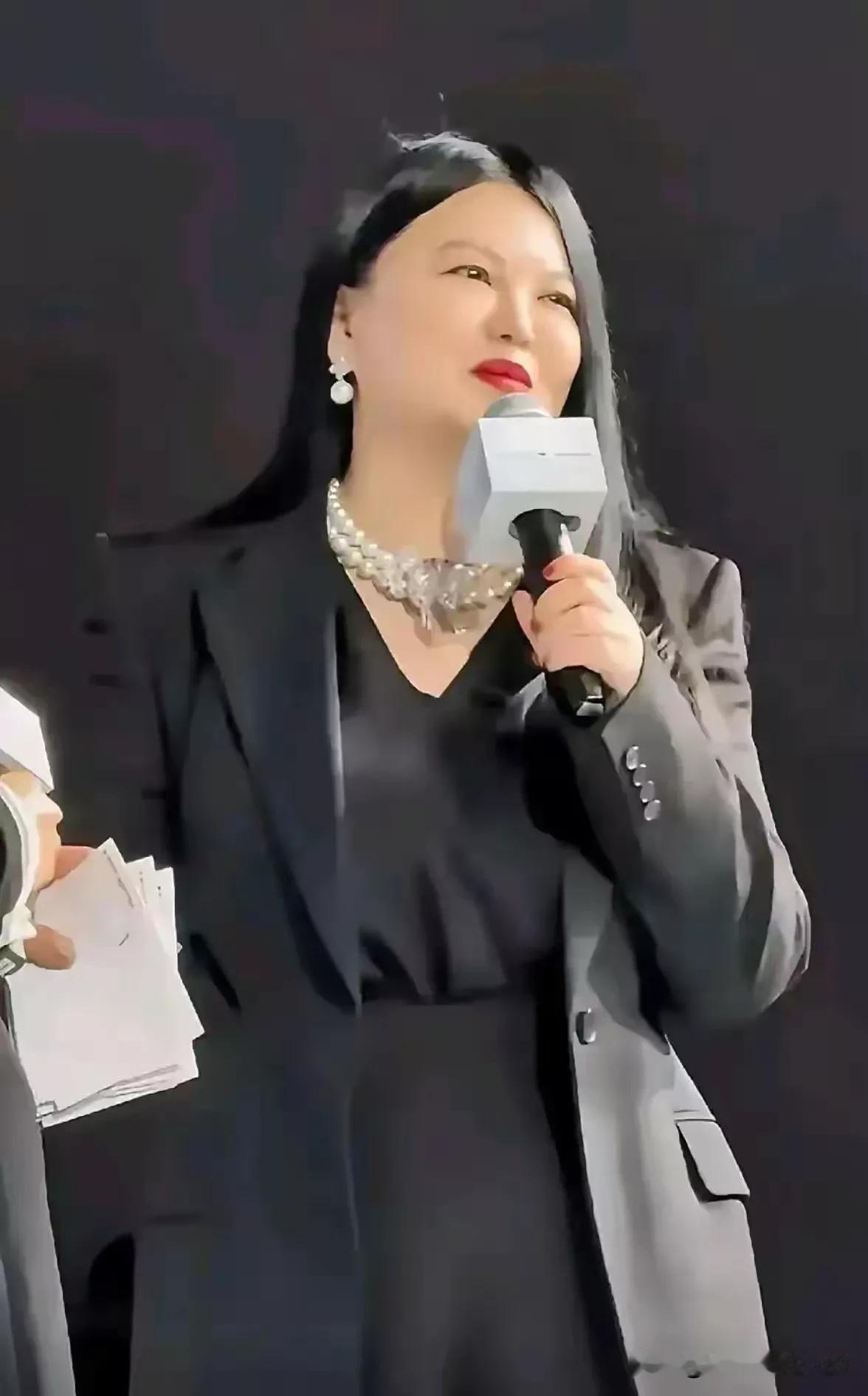 没想到这胖女人竟然是湖南卫视著名前主持人李湘，不知道的还以为是台湾的张惠妹呢，看