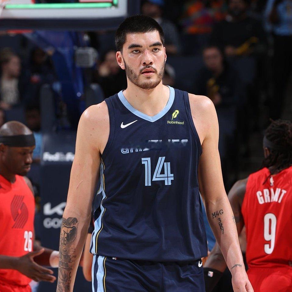 灰熊宣布扎克·伊迪遭遇左脚踝应力反应，将在四周后复查。伊迪过去10场比赛场均13