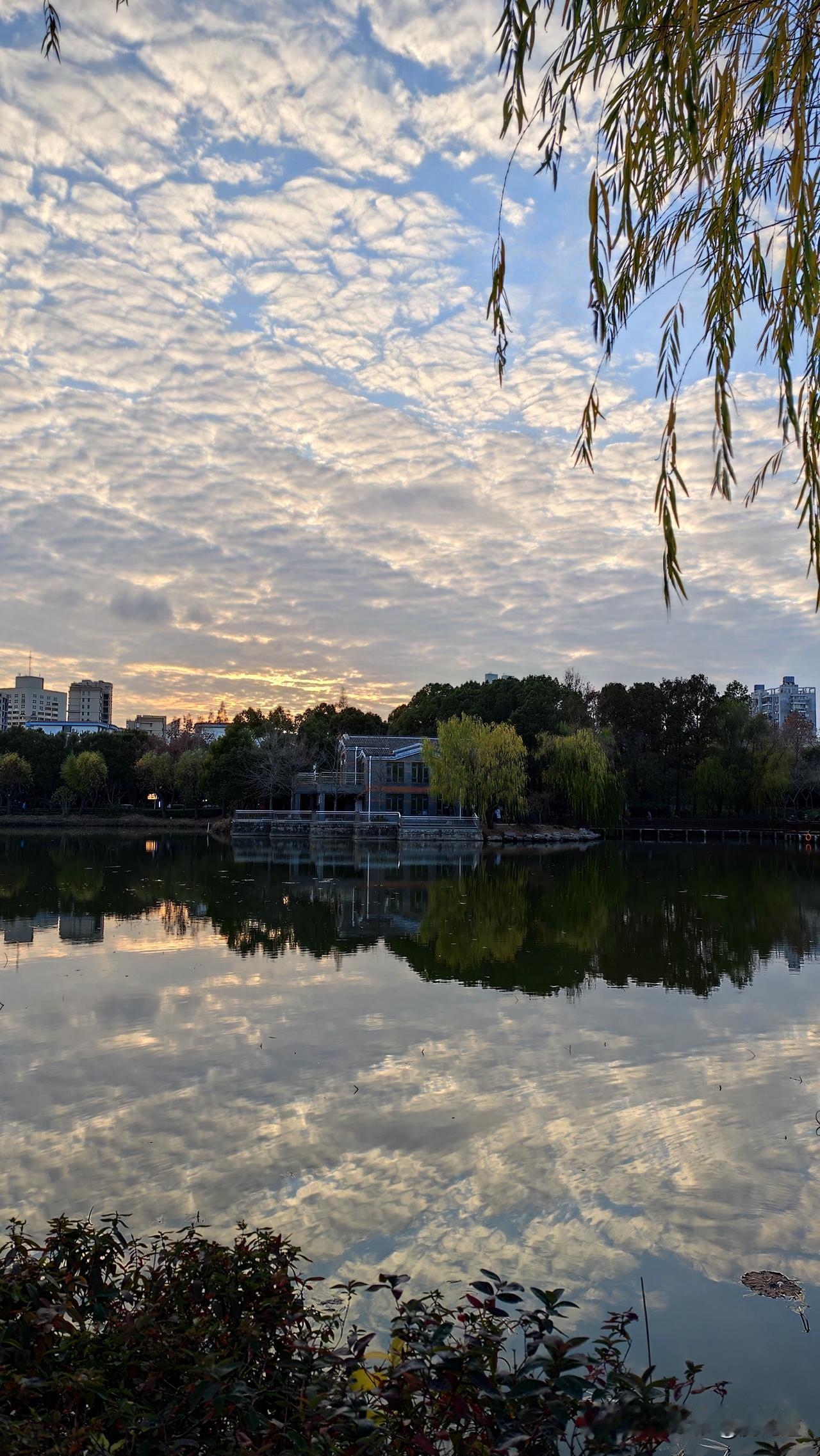 我认为喜欢。一年四季中我最喜欢夏天，那熟悉的鸟语蝉鸣，丰富的蔬莱瓜果，简单的穿着