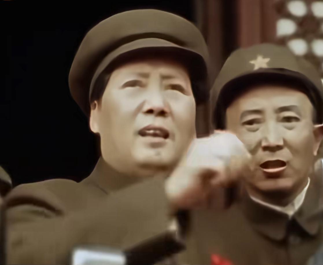 看着毛主席开国大典当天的真实留影，我却想哭！因为那天，毛主席穿着这套打了几个补丁