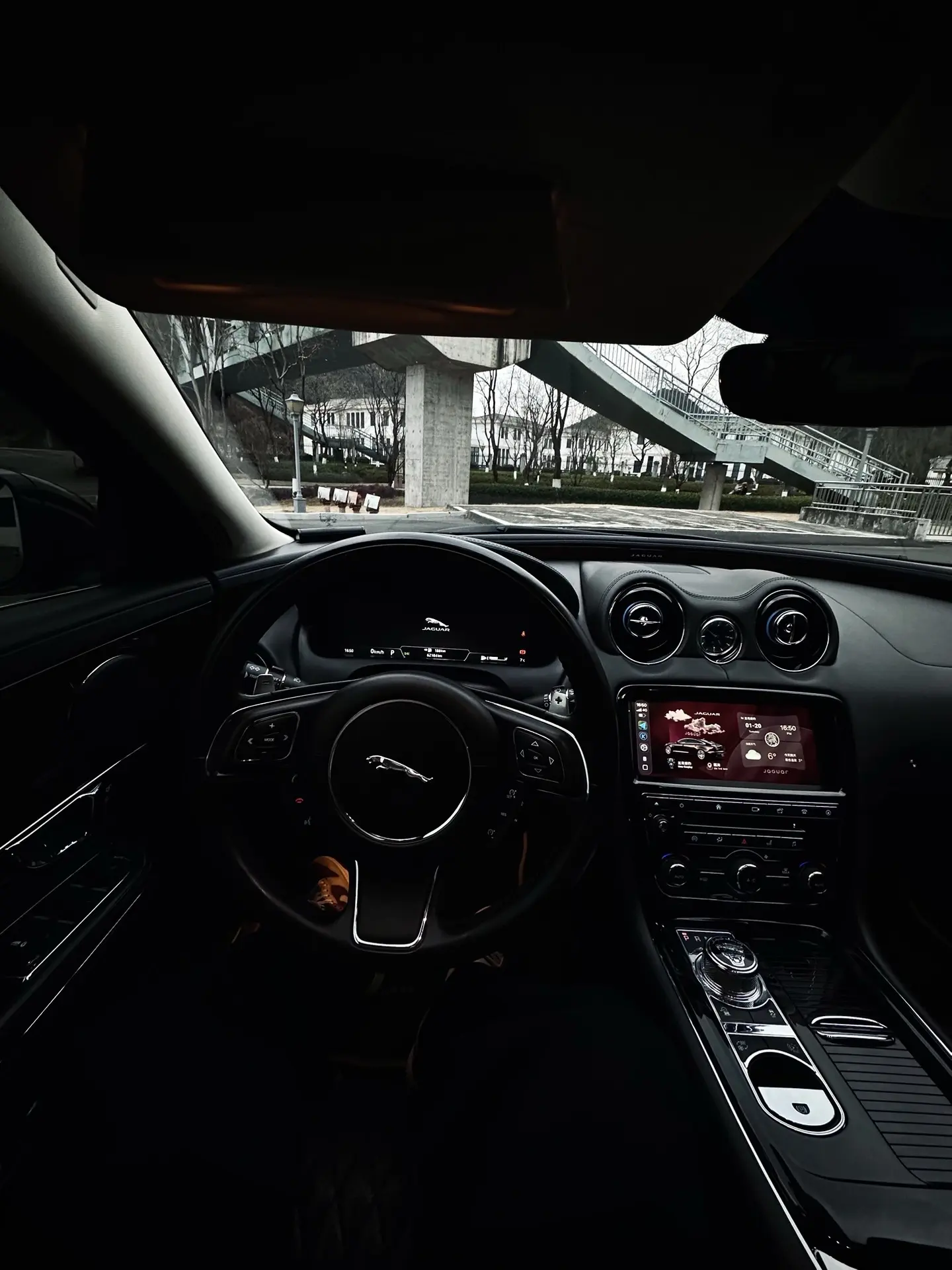 “游艇环抱式座舱”