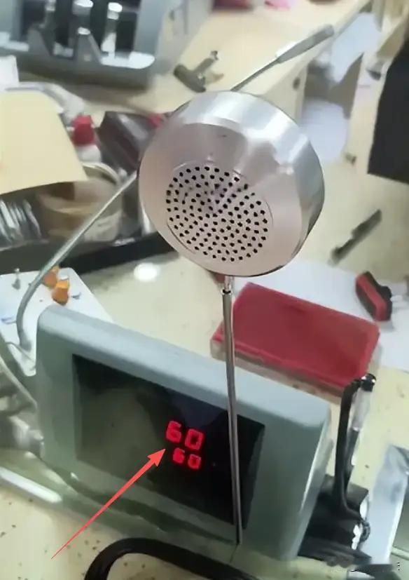 湖南娄底，一女子因为家里有事，前往银行柜台取300元5元面额的现金，点钞机显示是