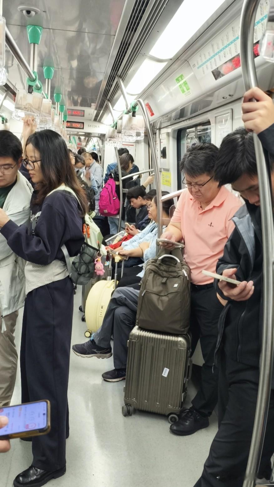 南京地铁6号线开通这两天，我身边几乎所有住城北和城南的朋友都把通勤路线换成了它。