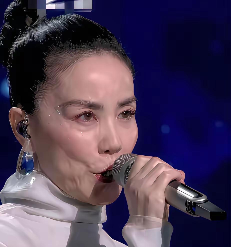 一早起来，被王菲吓了一跳！

说实话，每次看王菲，都是远远的看，只觉得她瘦，气质