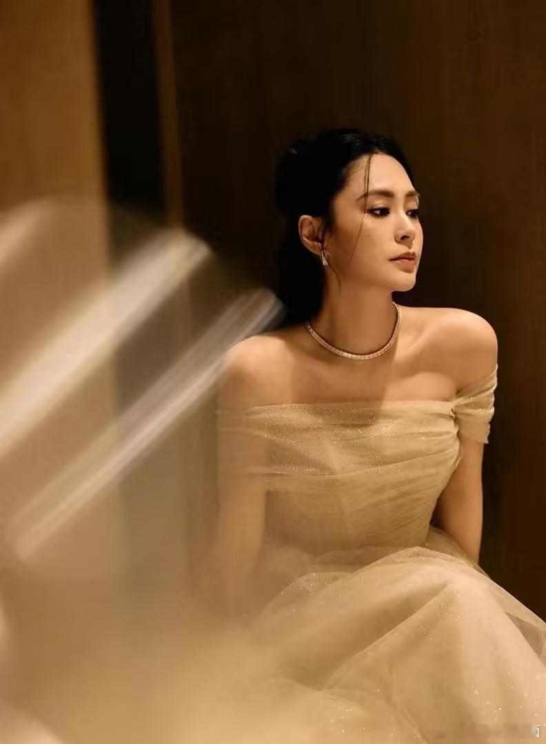 香港女神无滤镜生图曝光，露肩晚装状态大勇，网友：胖过没丑过 
