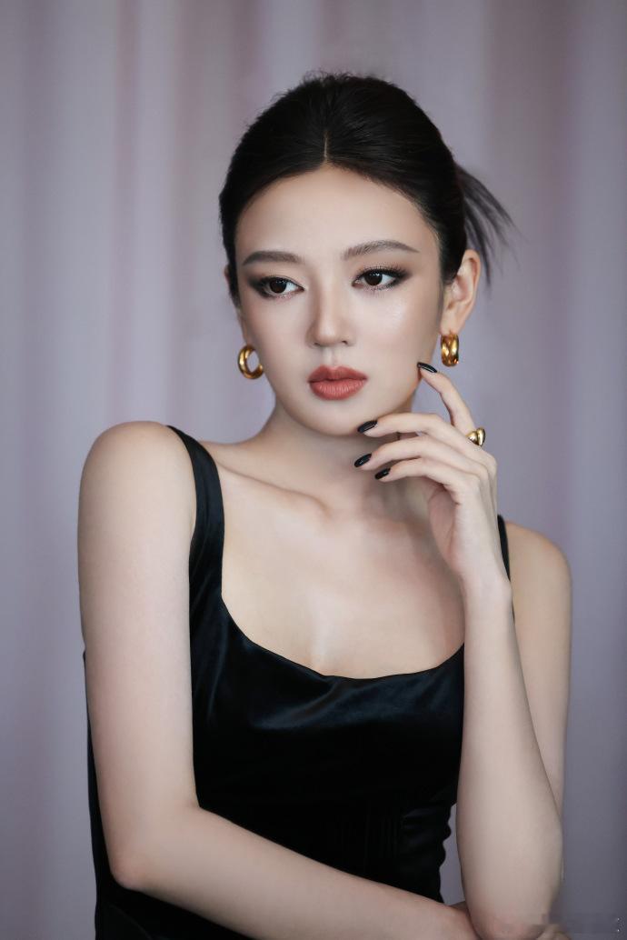 何瑞贤烟熏小野猫何瑞贤小野猫妆氛围感封神，冷艳魅惑烟熏眼妆，野性拽感拉满极致撩人