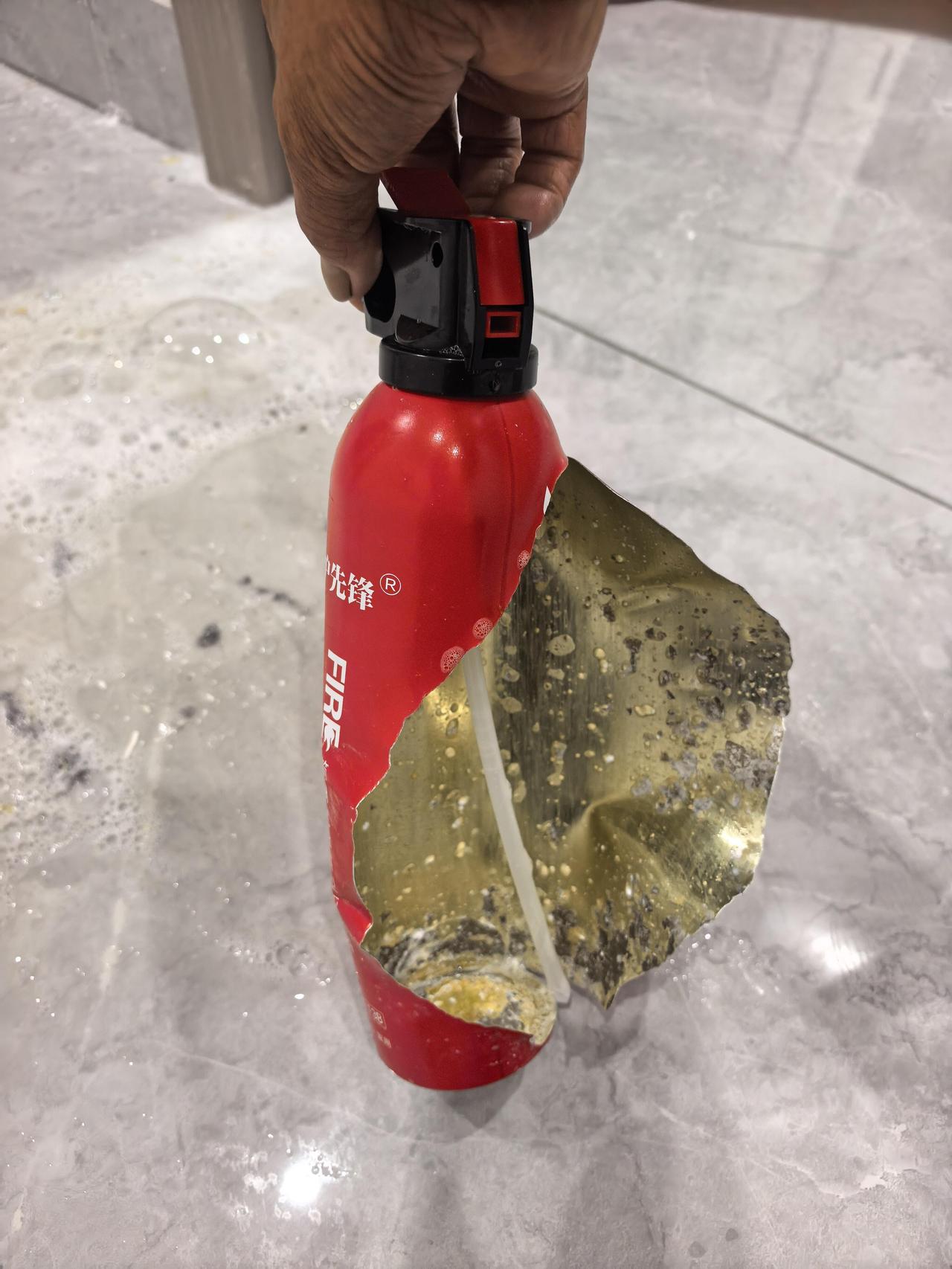 灭火器凌晨自爆！这种灭火器千万别买了！
小红书一位博主@我不是伶伶伶 曝料，25