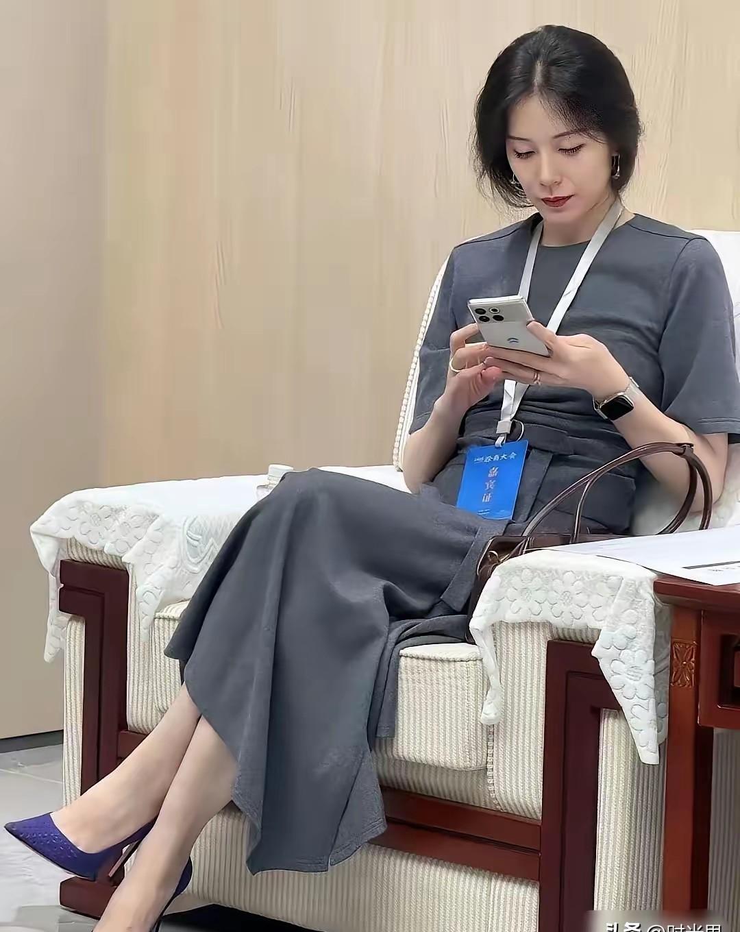 她当着几亿观众，把章泽天叫成“小天”。
台上是王奕芝，央视英语频道走出来的女主播