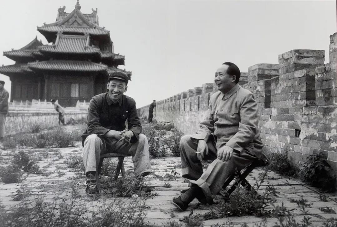 这张照片摄于1954年5月17日的故宫东华门城墙，记录了毛主席登临故宫城墙远眺北