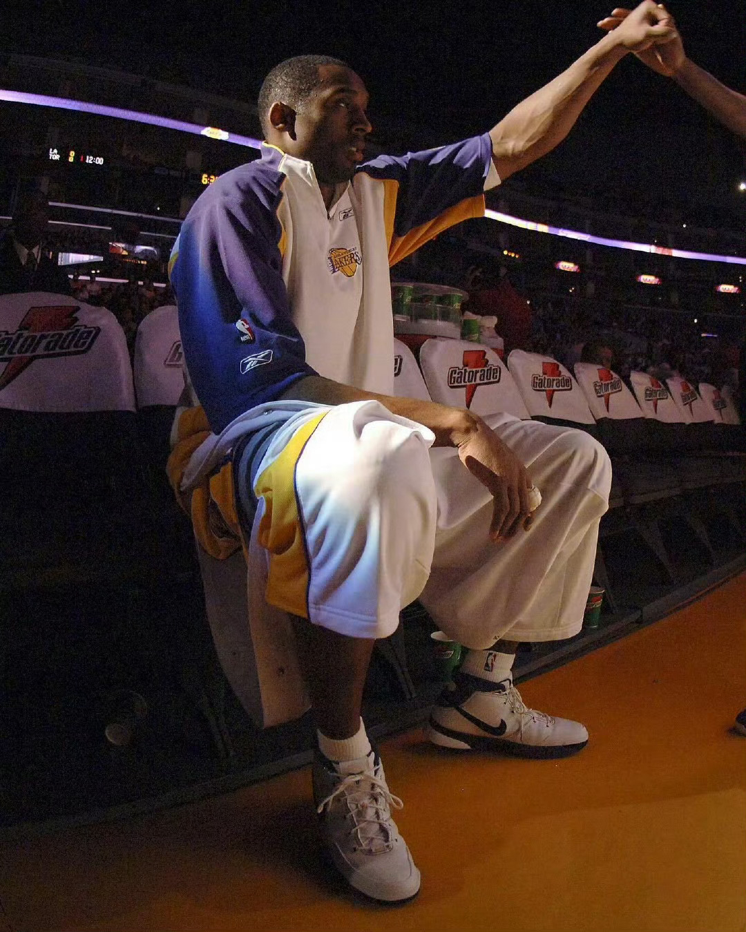 科比81分屠龙之夜20周年那年，他27那天，他祖母第一次也是最后一次来现场看他比