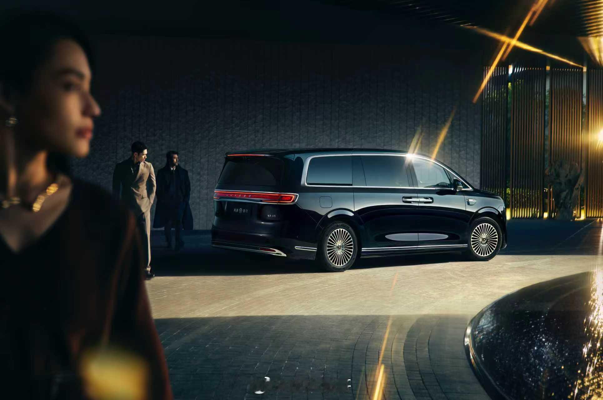 智界V9首发同级最多安全气囊智界V9不止守护碰撞瞬间，更顾及事故后救援黄金时间，