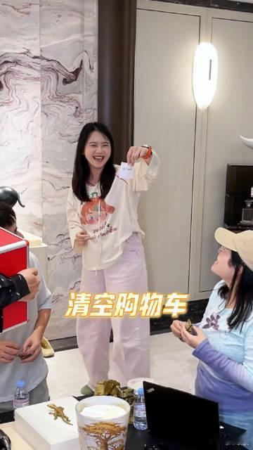 贾乃亮羡慕贾乃亮团队的每一天，端午老板亲自下场包粽子，一年奶茶全包还有机票随心飞
