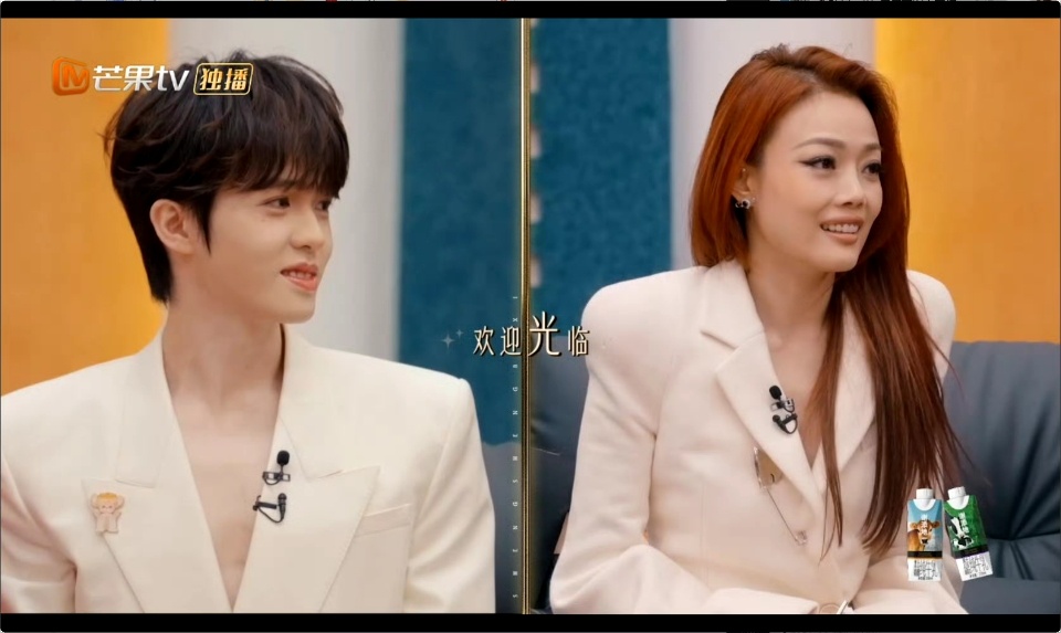 李昊容祖儿母子装 哈哈哈李昊和容祖儿穿的好搭啊！一整个母子装了 