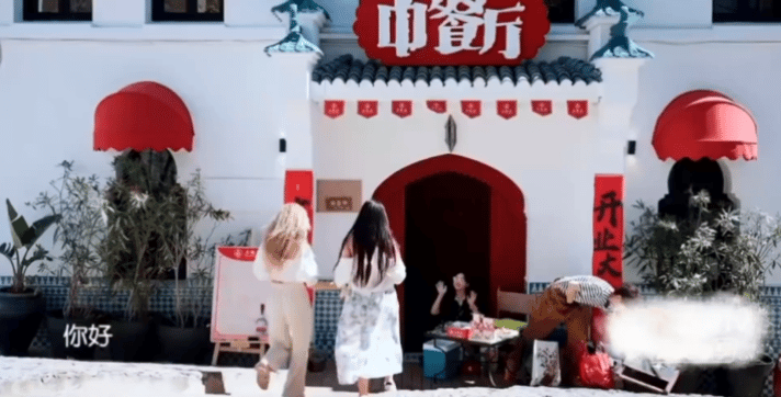 沈月摆摊偶遇影迷沈月海外实火！！和翟潇闻外出摆摊，被顾客一眼就认出来，好火一个小