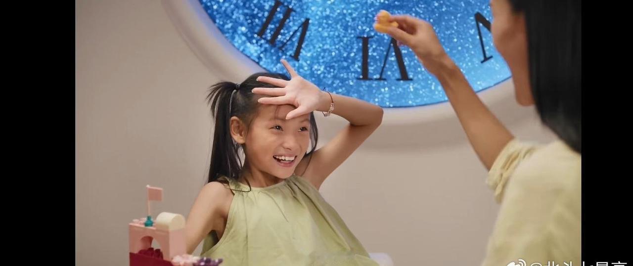 @Babycare 最触动我的是一位母亲推着婴儿车穿过喧闹的商场，当她轻轻推开母