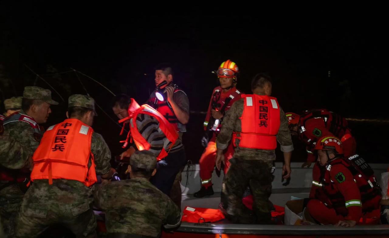 此次发生在洞庭湖的灾情牵动了大家的心，我在这里先说一句，先不要管此次灾情是天灾还