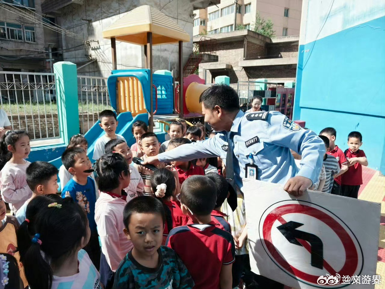 兰州公安交警东岗大队六一护苗行动 【六一“警”色暖童心，安全课堂进校园】 202