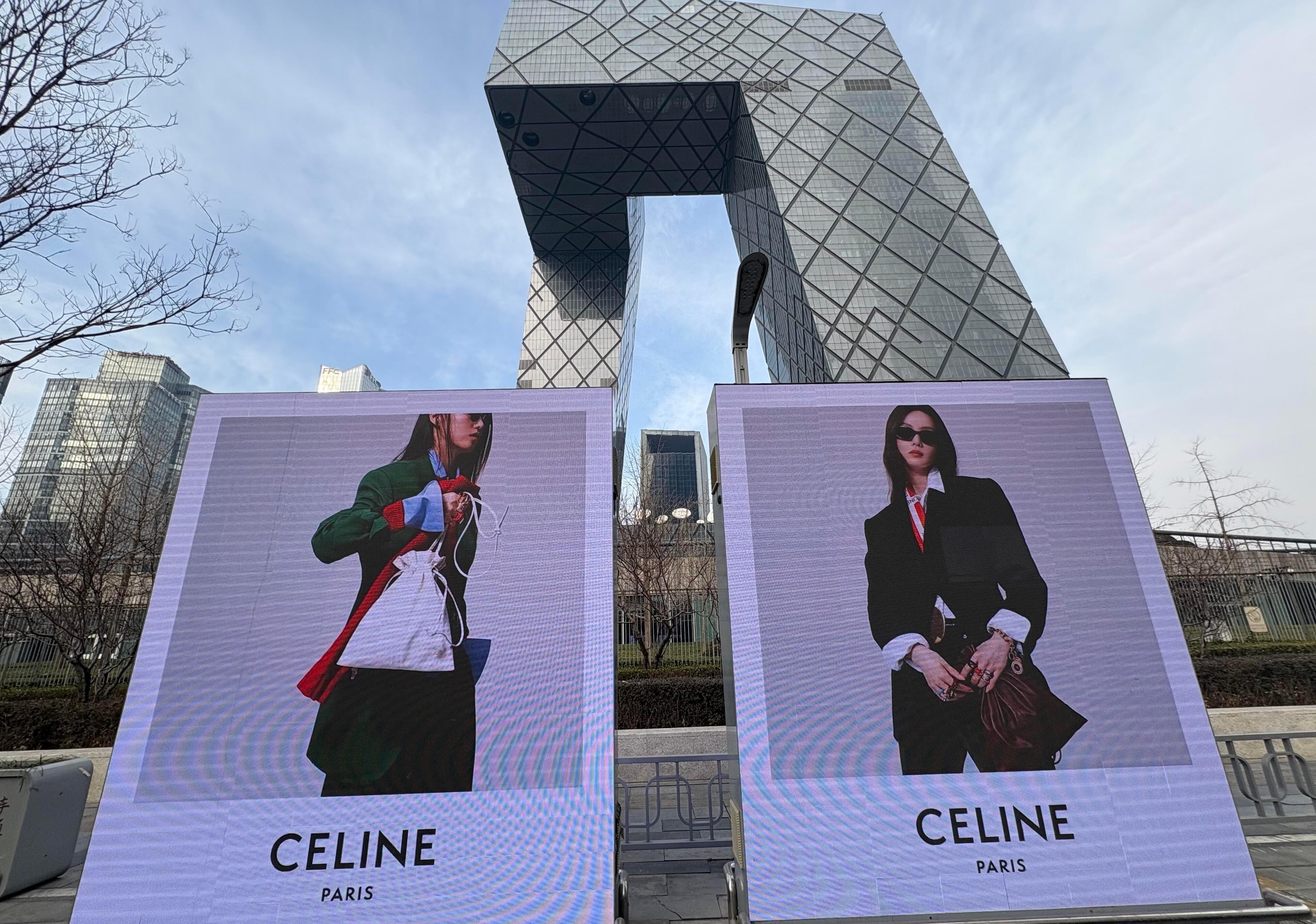 刘诗诗完全的地广富人北京一条街都是刘诗诗的Celine硬广图 