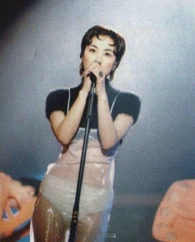 王菲真的太敢了！1994年，王菲穿着透明裙子在十大中文金曲奖演唱 