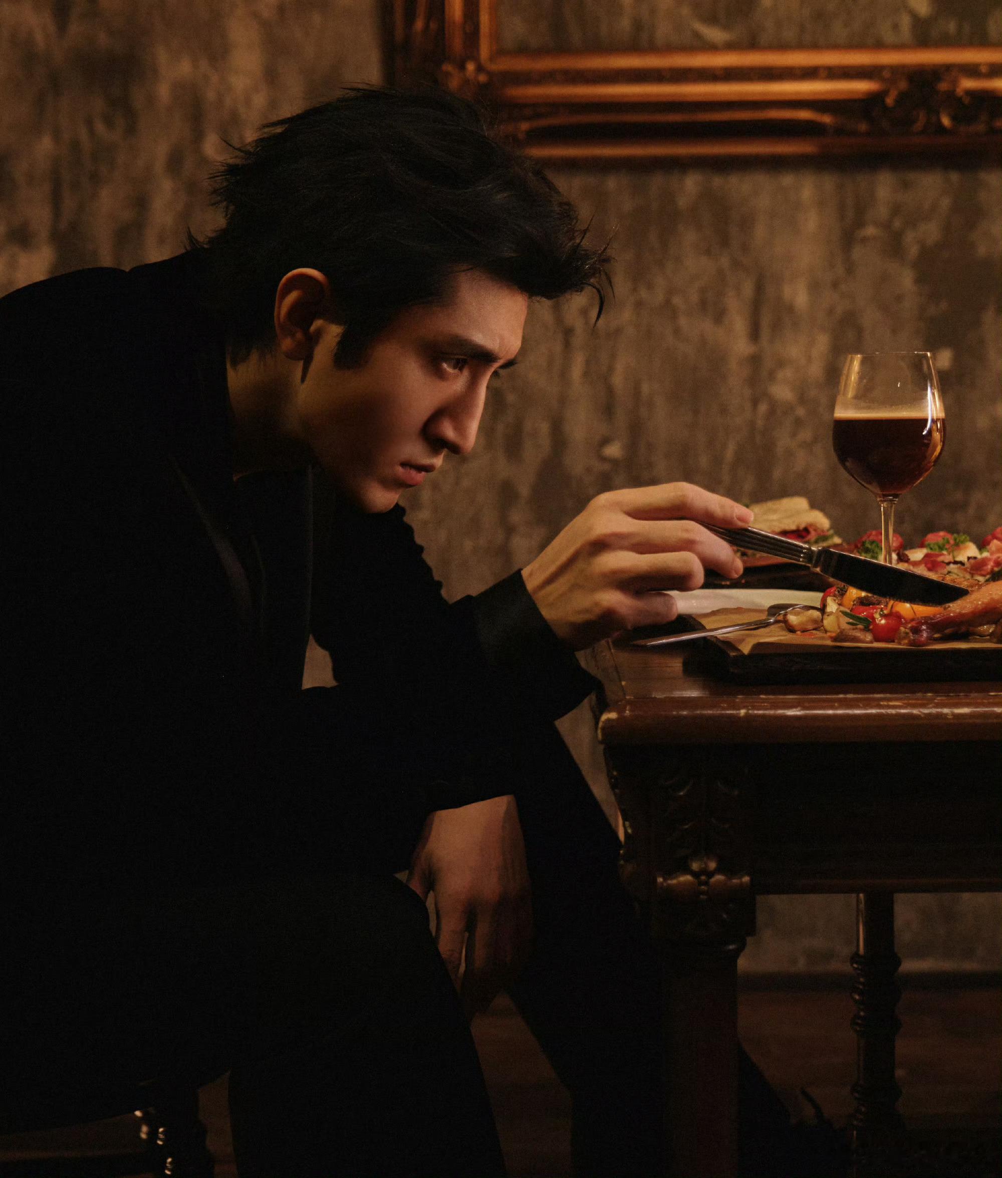 金瀚 欲感力 内娱终于有这种生猛款了！金瀚满格欲感力太吸睛，自带粗粝硬汉质感，极