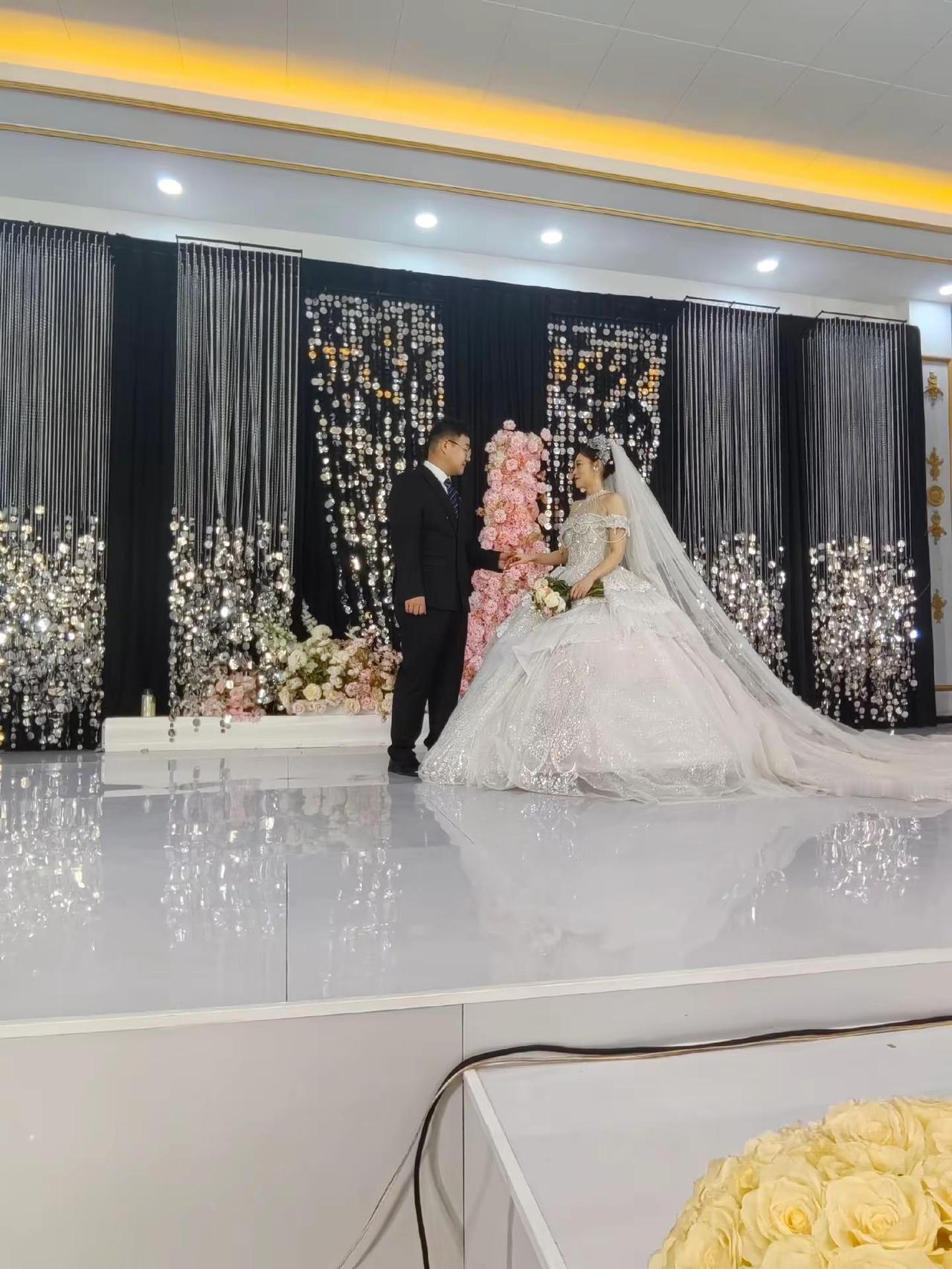 祝福帅气的大侄子，漂亮的侄媳，新婚大吉，早生贵子，甜蜜一生！