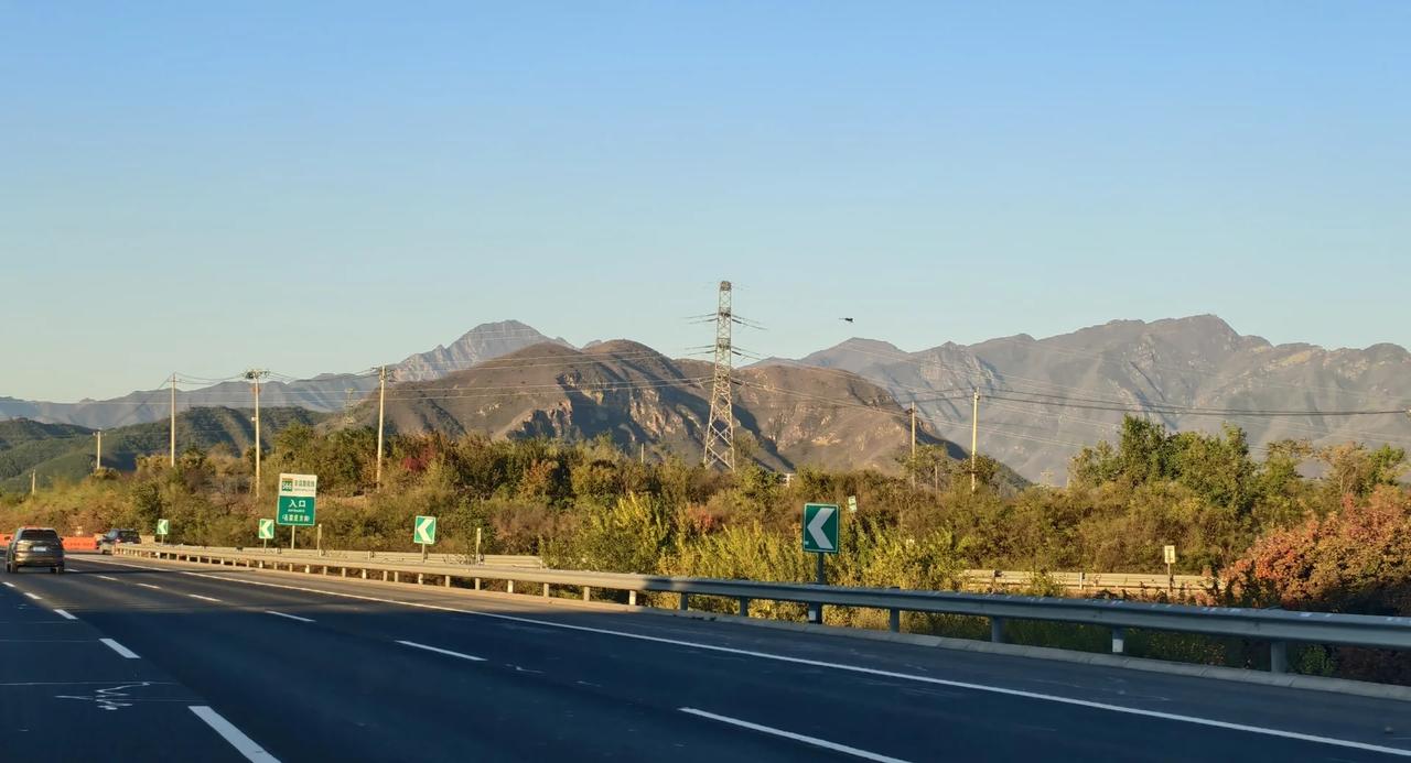 10.26坡峰岭
赶一波人潮。坐标朝阳，6点半出发，8点07还有6公里，交警已经