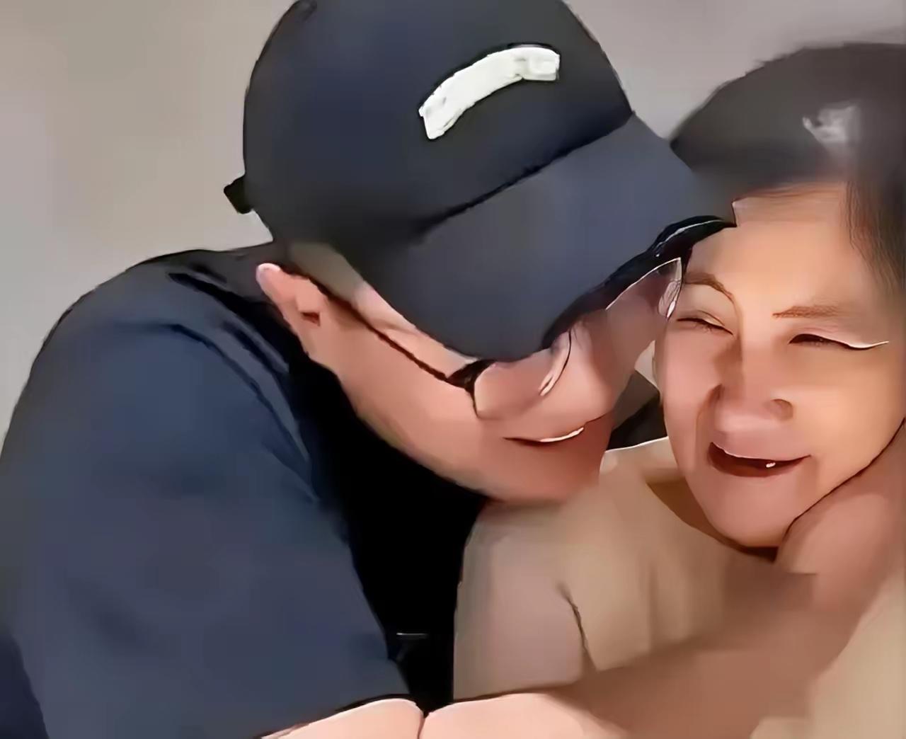 被全网误解的32岁儿子！喊57岁母亲“袁妹妹”，背后真相太破防
 
真的被狠狠打
