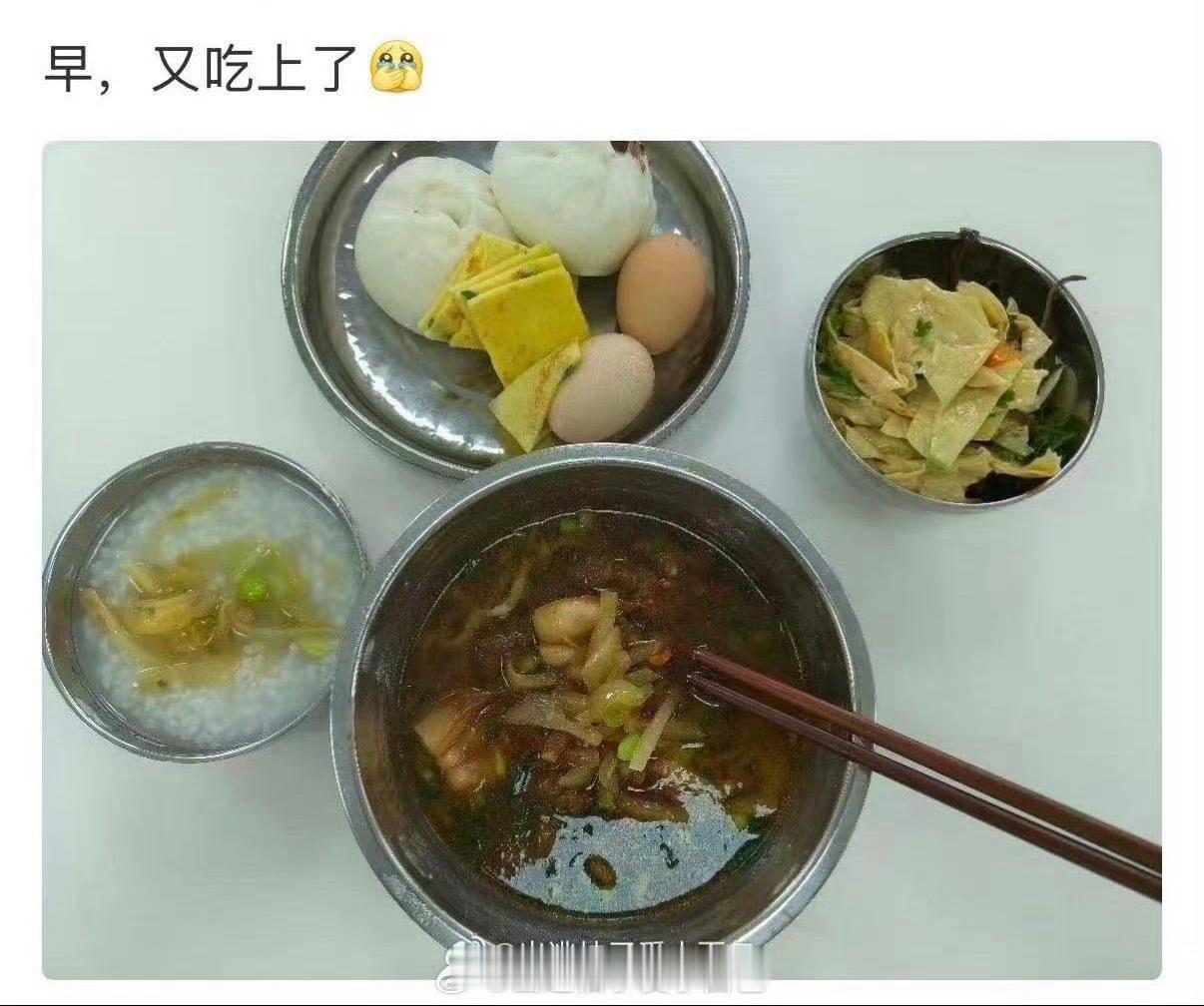 某家粉圈都不让用不锈钢盆吃饭了，怕被说寒酸。