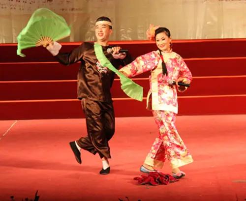 唱个二人转就能弄个师级待遇，可喜可贺还是可悲呢！
我是东北人，两个在台上转圈，连