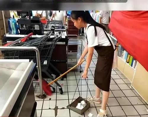 是老板太慷慨？还是小姑娘太勤奋？

近日，江苏无锡。 18岁暑期工每天自愿加班任