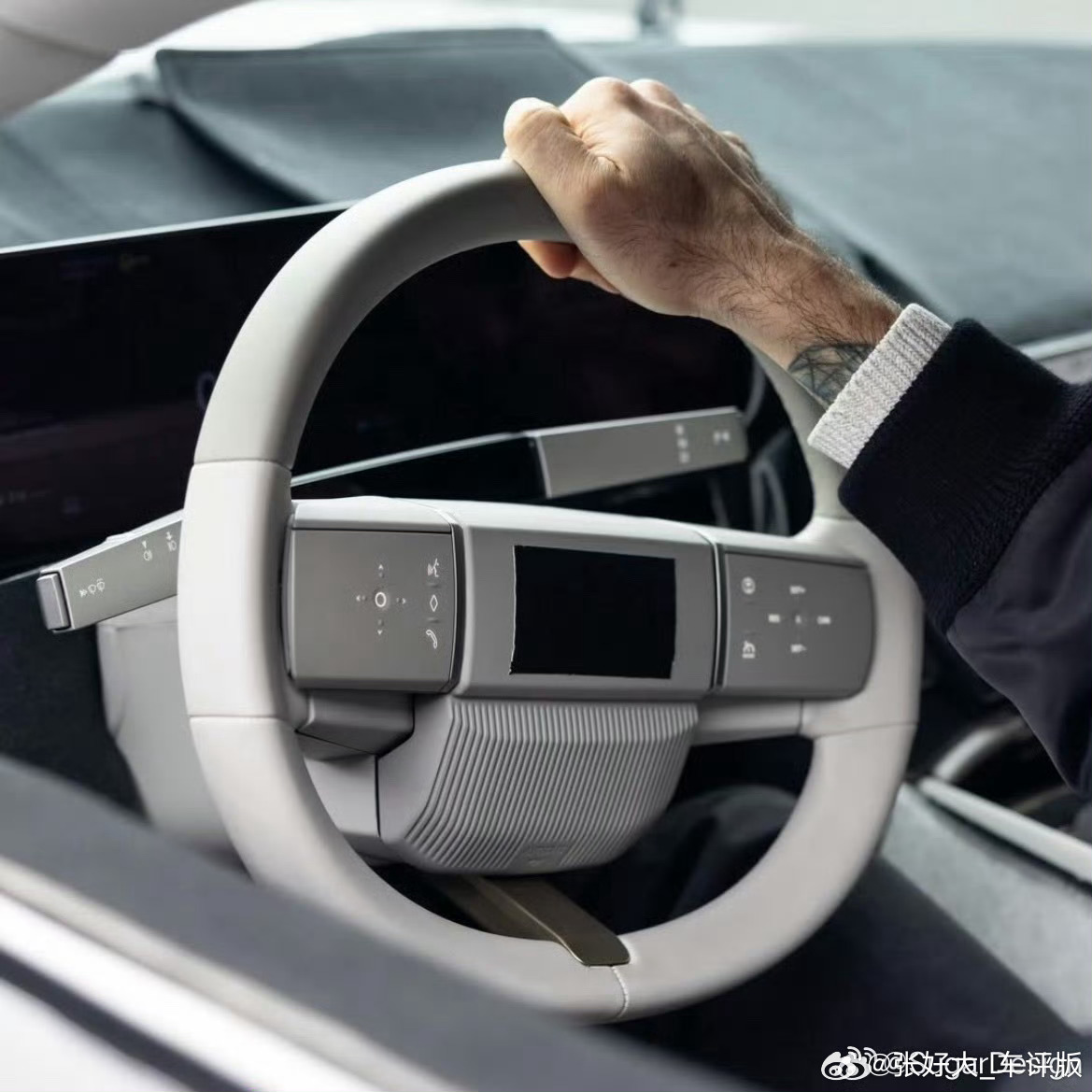 捷豹新车哪儿哪儿都透出一种…说不上来的气质，这个方向盘也不例外。设计本身蛮新能源