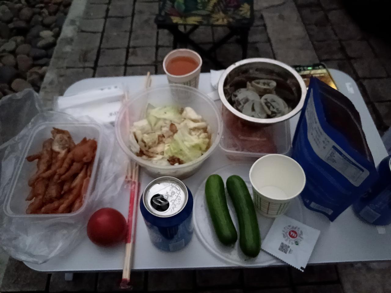 还没到重庆呢，广东妹妹就微信问我到哪了。我说还在路上，她居然说要来找我，我立马说