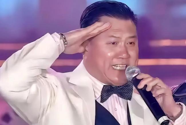 68岁万梓良，台上腿抖得像筛糠，下台就扎针测血糖，一场商演15万，自己只留1.5