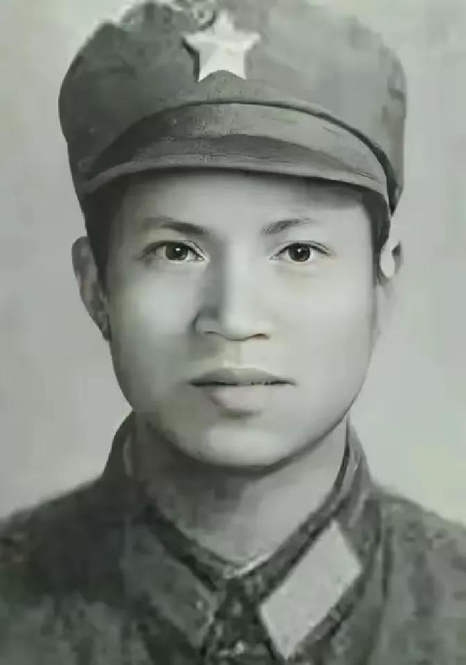 1979年小战士重伤后仍在跪地战斗，突然，他发现膝下有一条越军的电话线，前方的炮