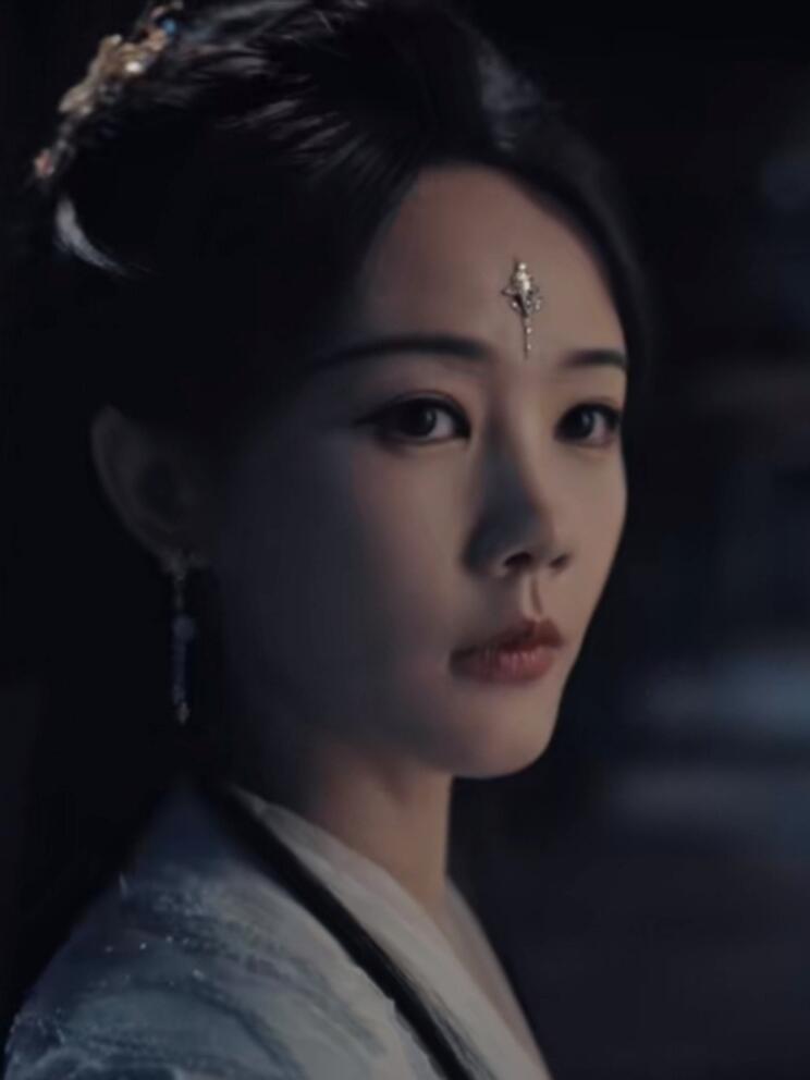 李一桐怎么突然变老了，脸僵了嘴也瘪了 ​​​