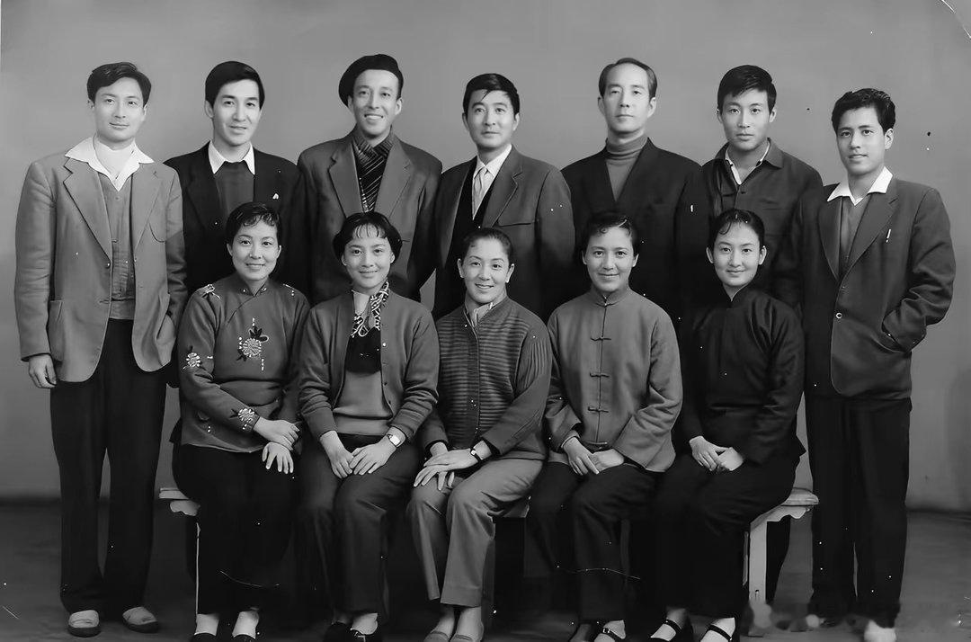 摄影人  窗外的景色。（图片来自网络分享）叔本华曾言 ：“穷人所要忍受的是痛苦，