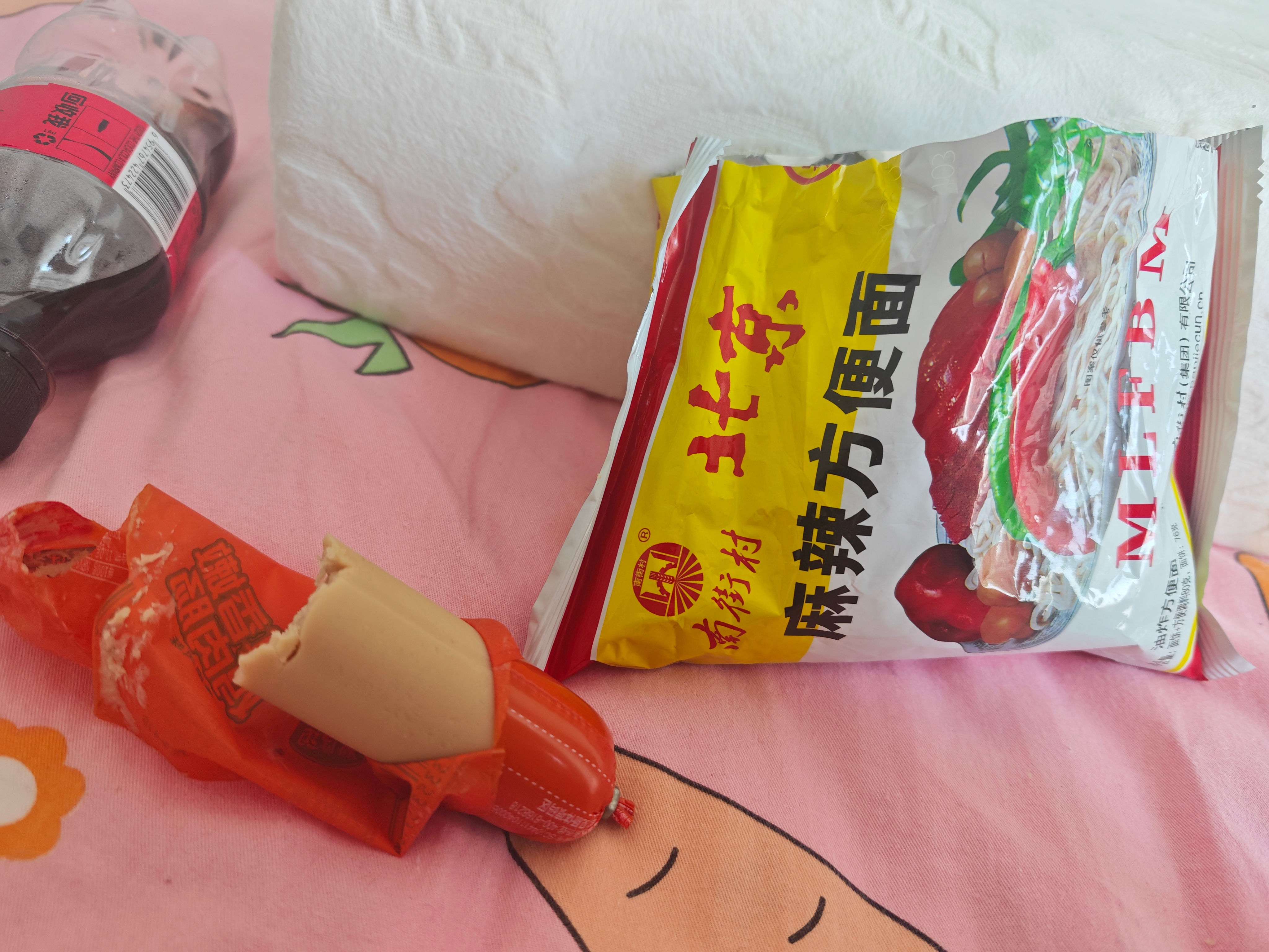 方便面和香肠混在一起吃真好吃！先吃方便面，然后再吃香肠，要不然香肠不入味。 
