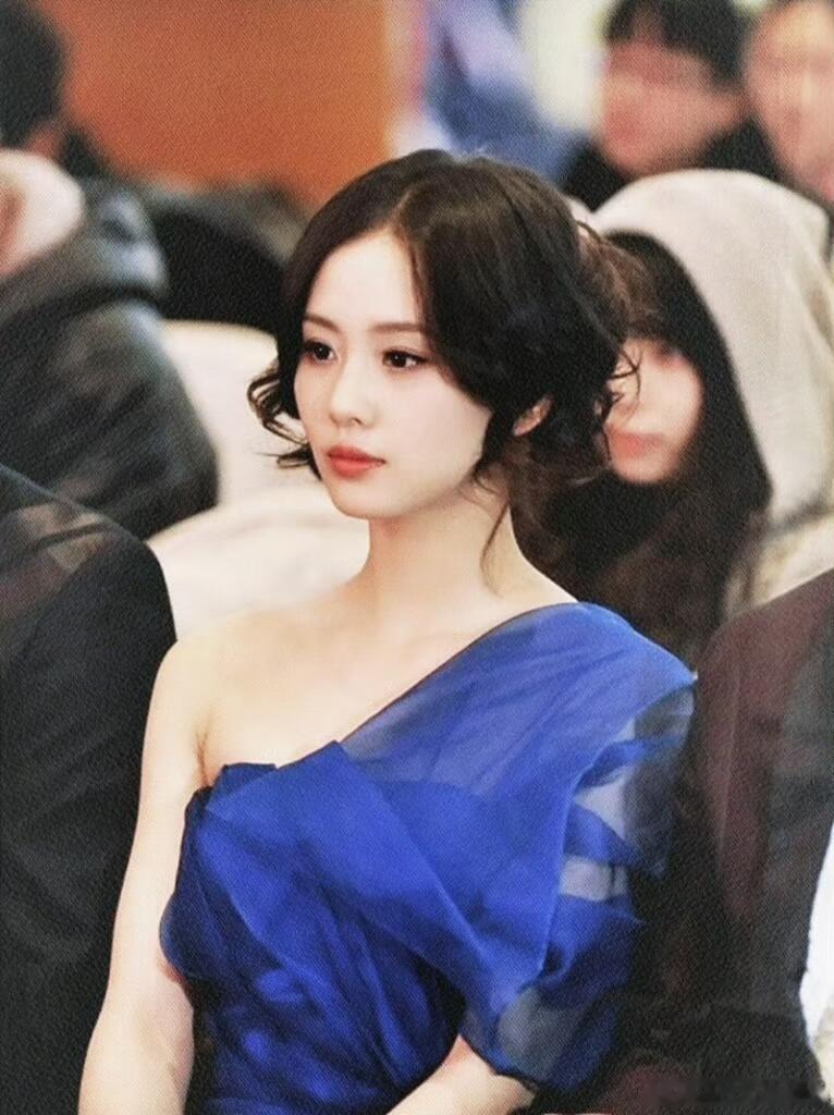 2010年步步惊心开机发布会上的一姐，美诗气质真好，当年满脸胶原蛋白嫩嫩的 