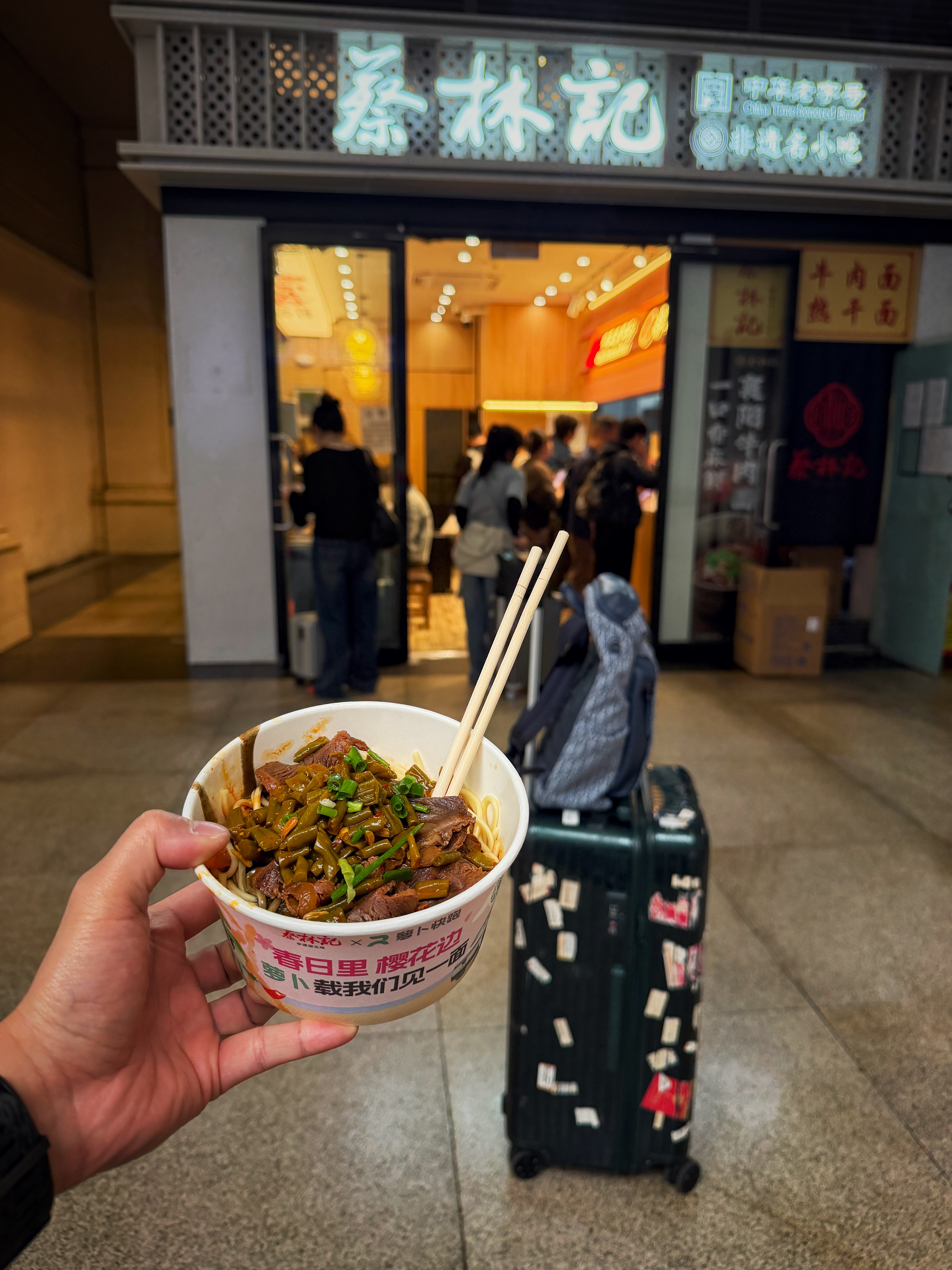 武汉过早是可以“行进中就餐”的。如果餐厅没有座位，还可以站着吃🧍，走着吃🚶，